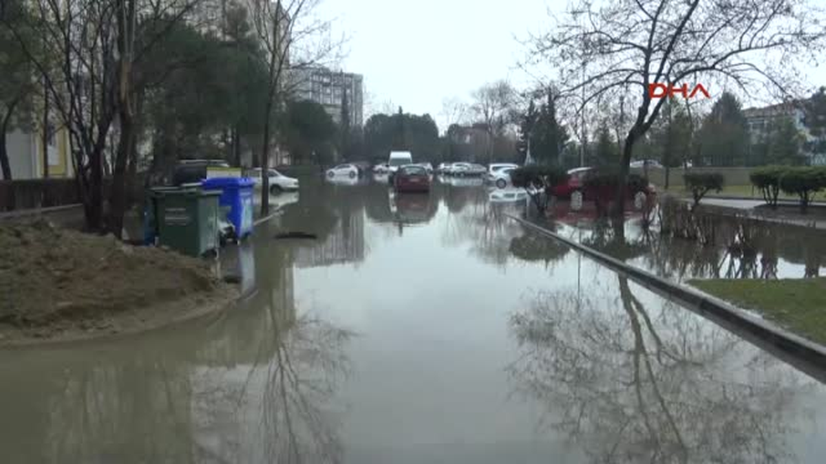 Izmit\'te Ev ve Işyerlerini Su Bastı 2