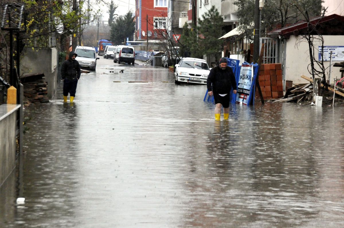 İzmit\'te Ev ve İşyerlerini Su Bastı -2