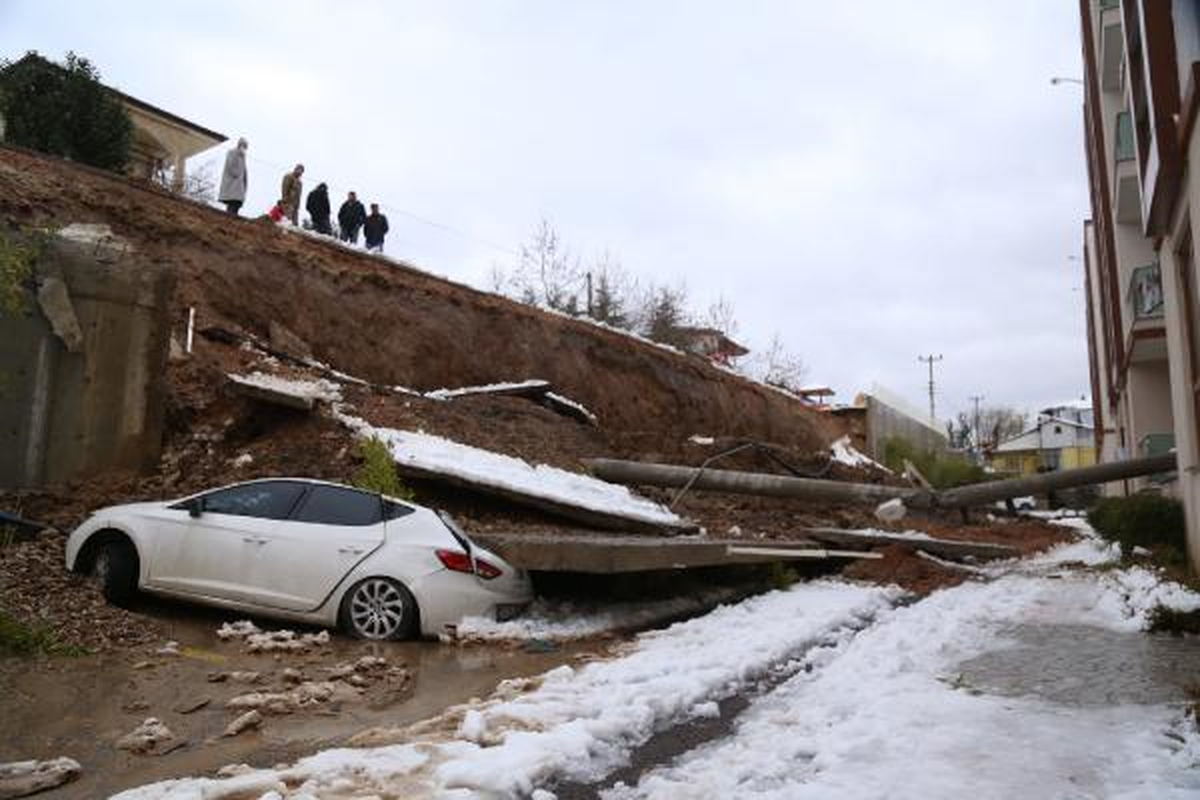 İzmit\'te Ev ve İşyerlerini Su Bastı (2)