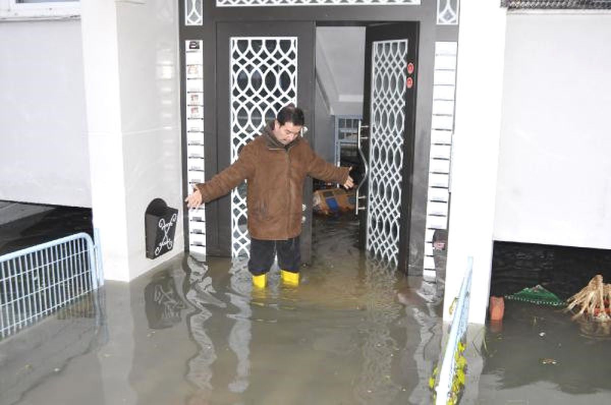 İzmit\'te Ev ve İşyerlerini Su Bastı