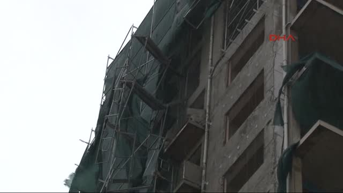 Kadıköy\'de Fırtına Demir Iskeleyi Devirdi 5 Araçta Hasar Meydana Geldi