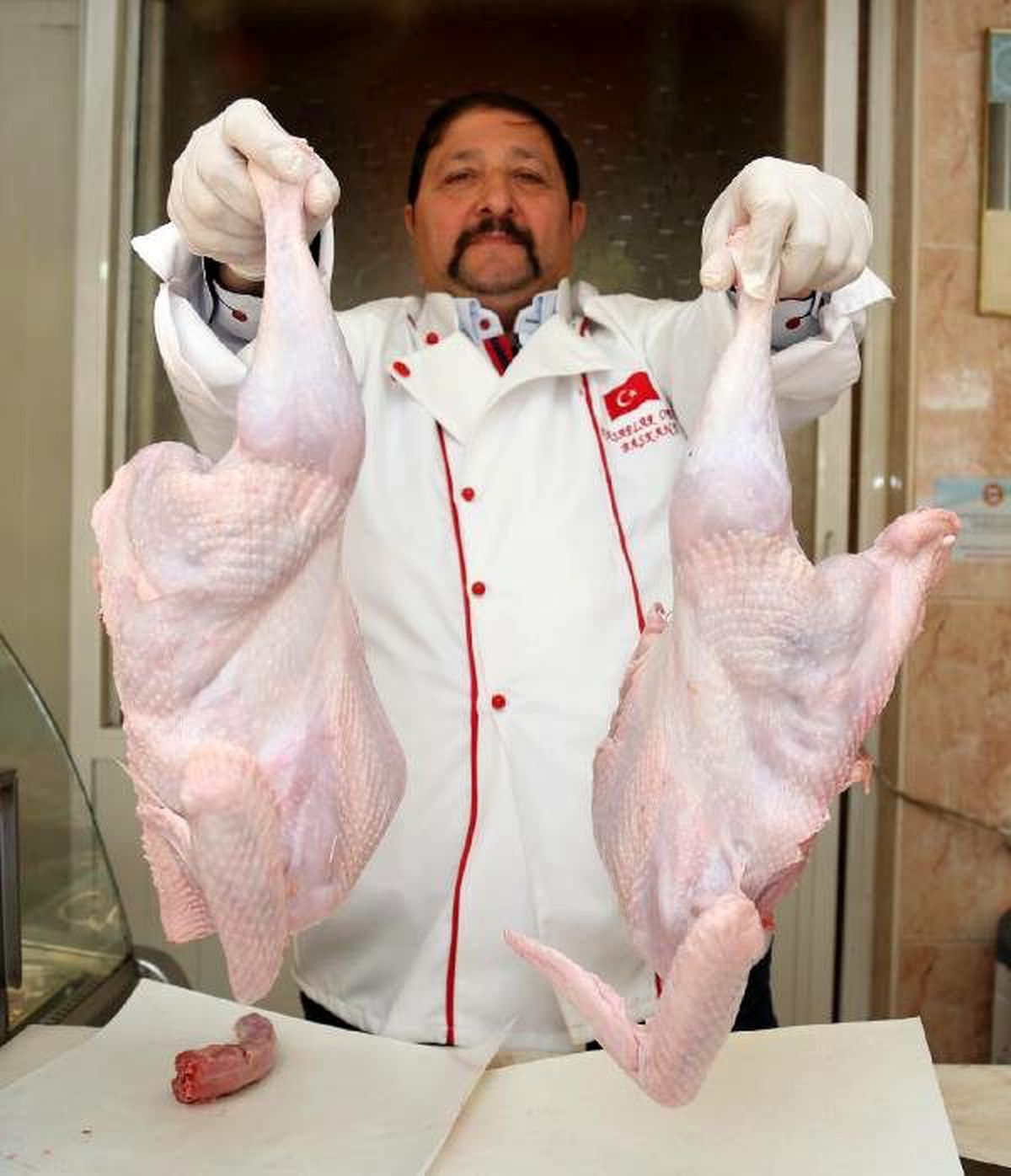 Kasaplar Yılbaşı Hindisini İkiye Böldü
