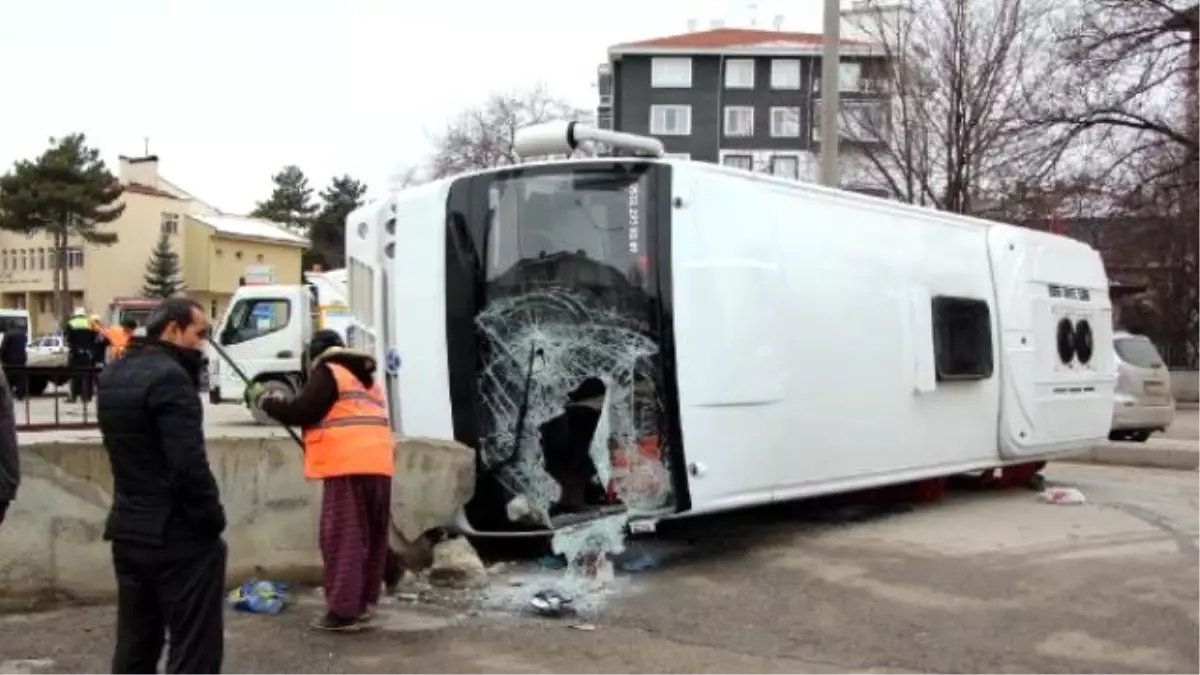 Kırıkkale\'de Midibüs Devrildi: 26 Yaralı