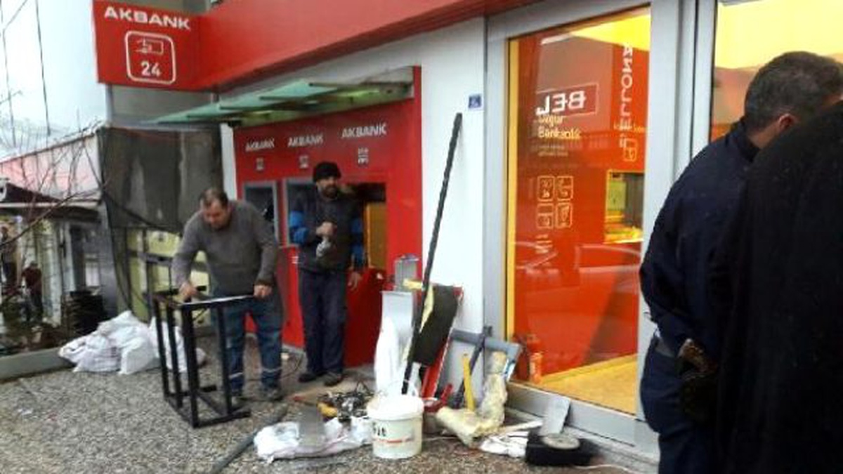 Kocaeli Bankanın Değiştirilen Atm\'sinin Alarmı Çalınca Polis Telaşlandı