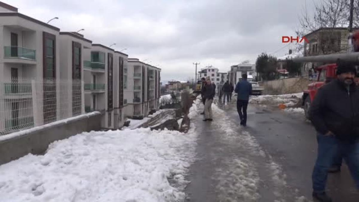 Kocaeli Istinat Duvarı Otomobilin Üzerine Çöktü