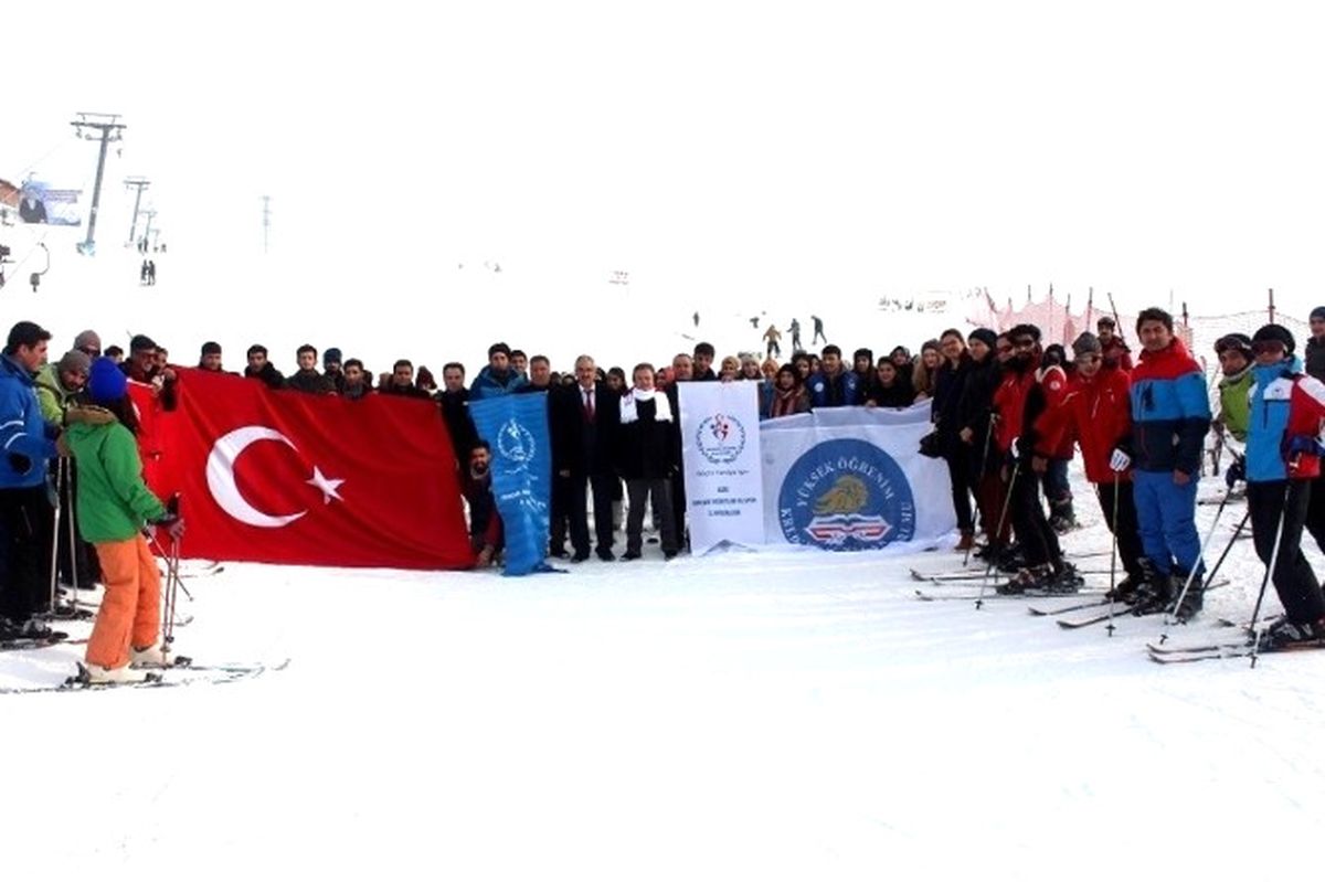 Kyk\'lı Öğrenciler Kayak Tesisinde Stres Attı