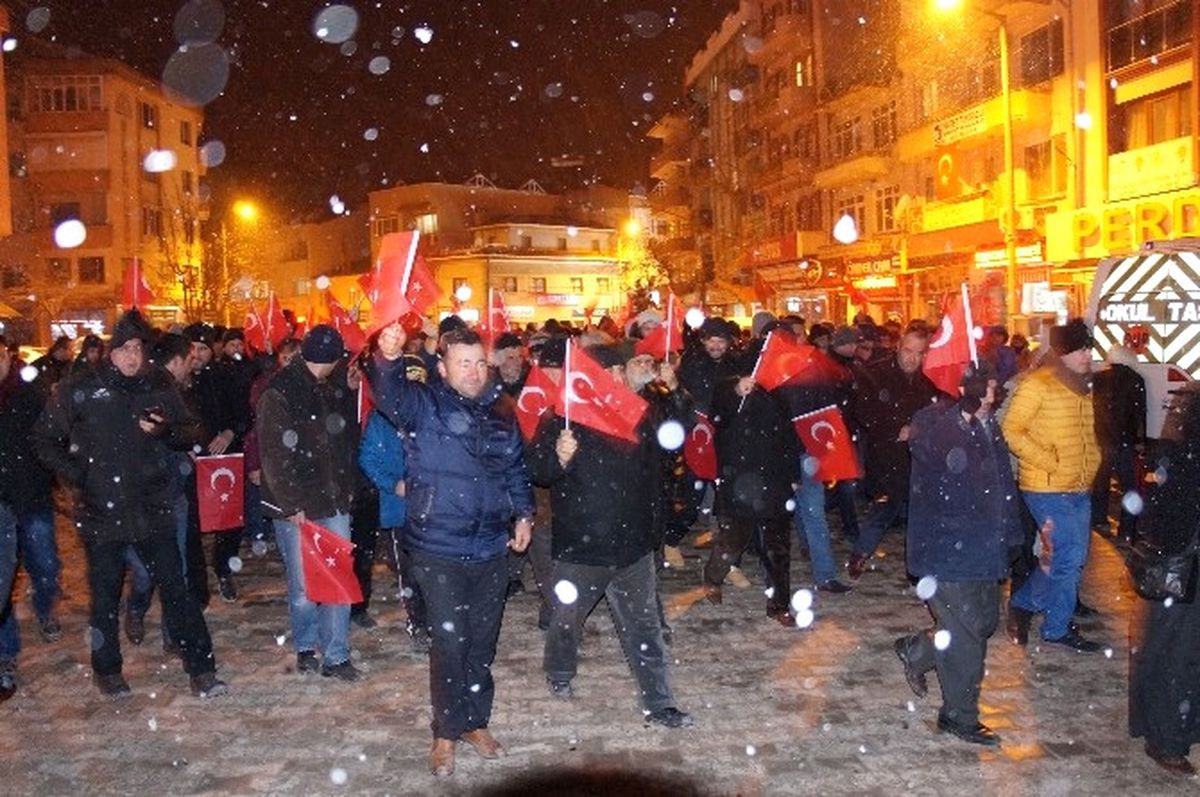 Lapseki\'de Kar Yağışı Altında Şehitler İçin Yürüdüler