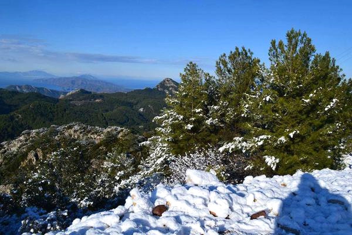 Marmaris\'in Tepelerine 10 Yıl Sonra Kar Yağdı