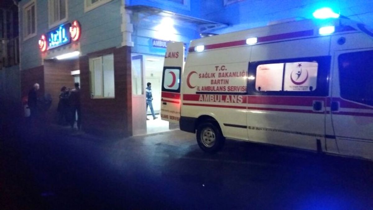 Minibüs Direğe Çarptı: 3 Yaralı