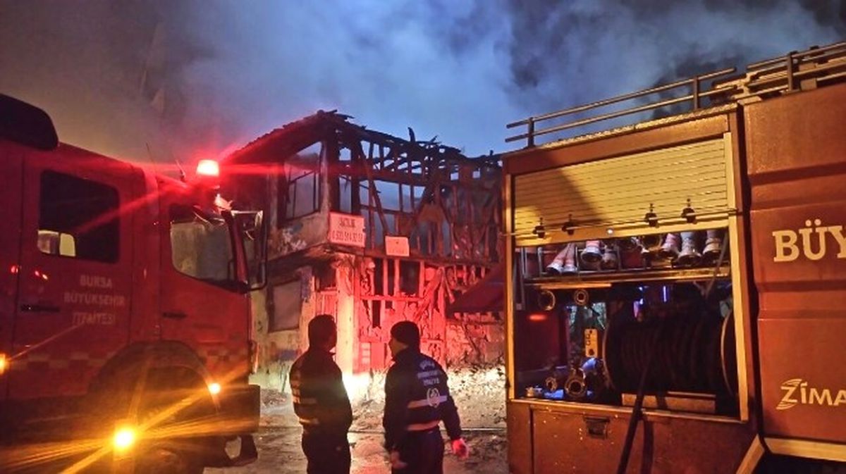Okul ve Caminin Yanındaki Metruk Binalar Alev Alev Yandı