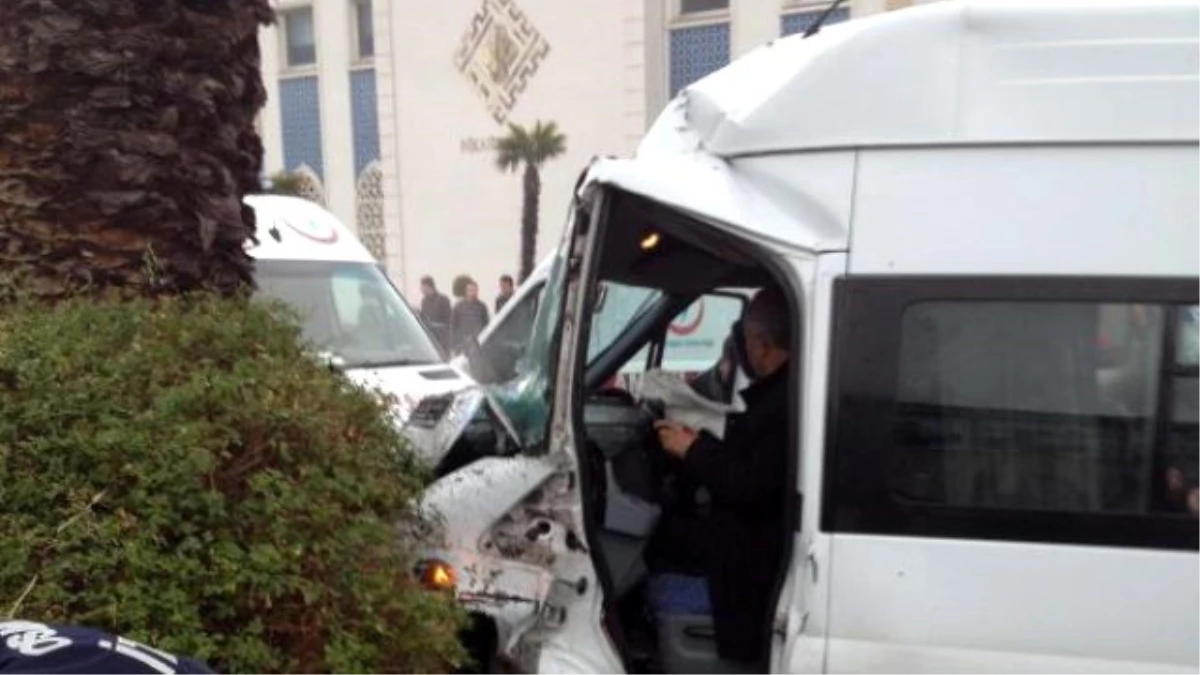Osmaniye\'de Öğrenci Servisi Kaza Yaptı: 20 Yaralı