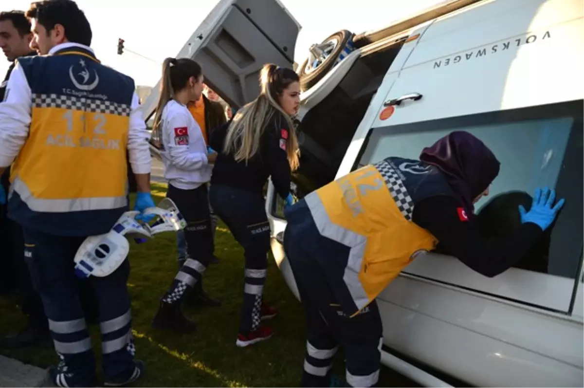 Osmaniye\'de Öğrenci Servisi Refüje Çarptı: 20 Yaralı