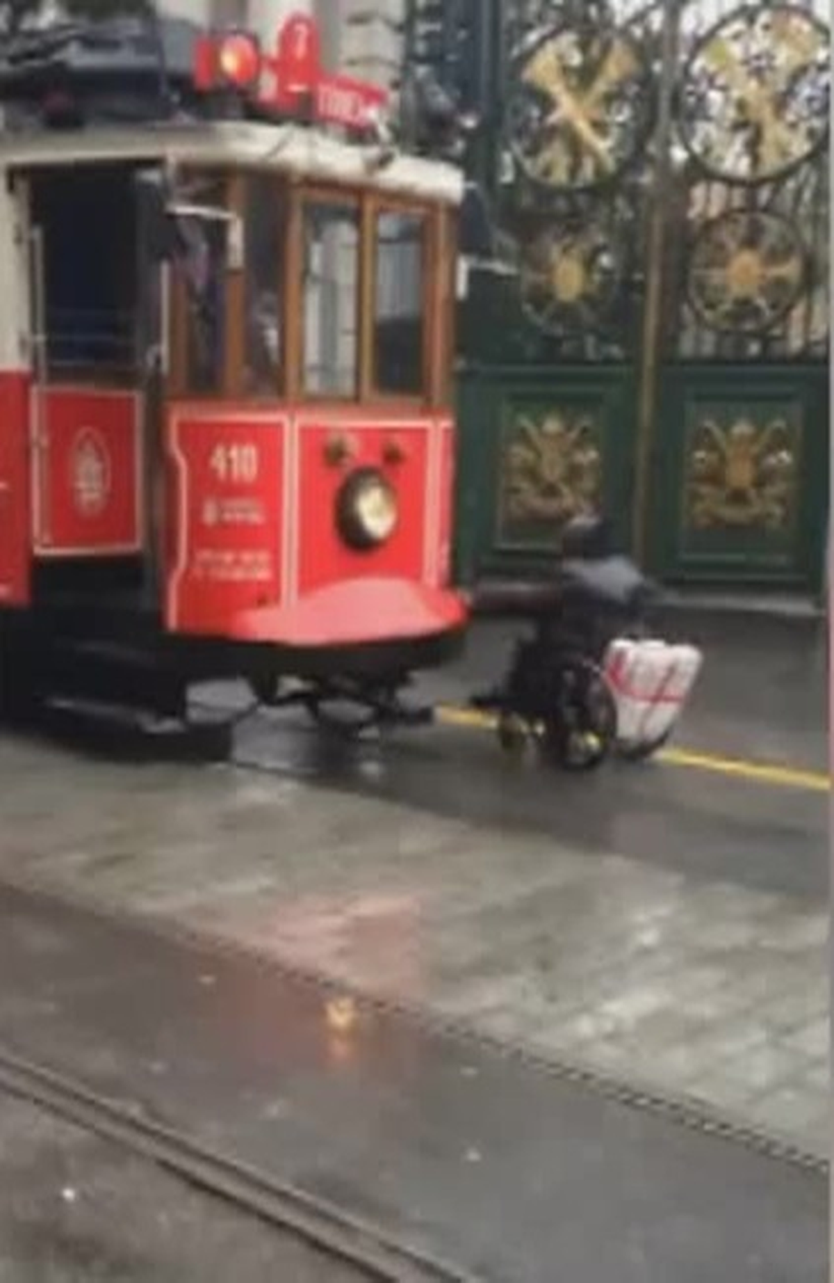 Engelli Vatandaşın İstiklal Caddesi\'ne Zor Anları Kamerada