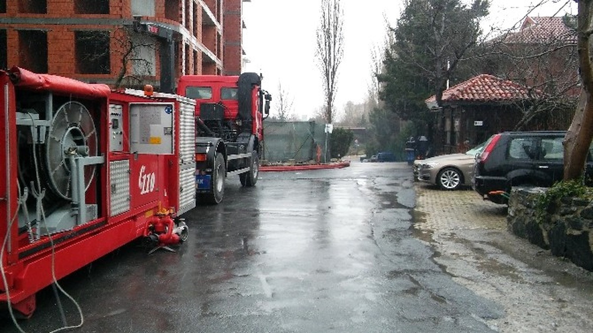 Eyüp\'te Lüks Villaları Su Bastı, Site Sakinleri Belediyeye İsyan Etti
