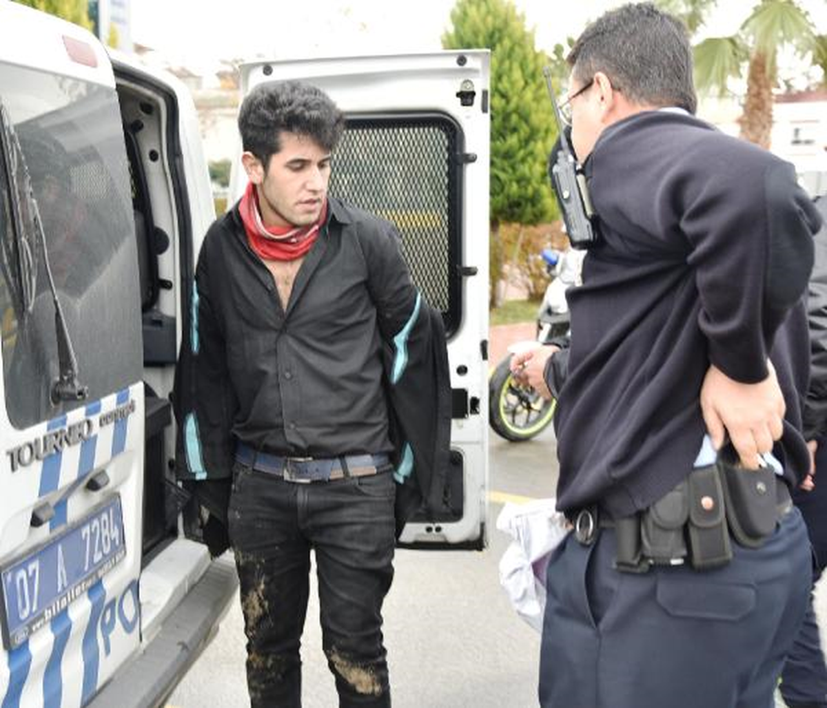 Polisin \'Dur\' İhtarına Uymadı, \'Hadi Vurun Beni\' Dedi