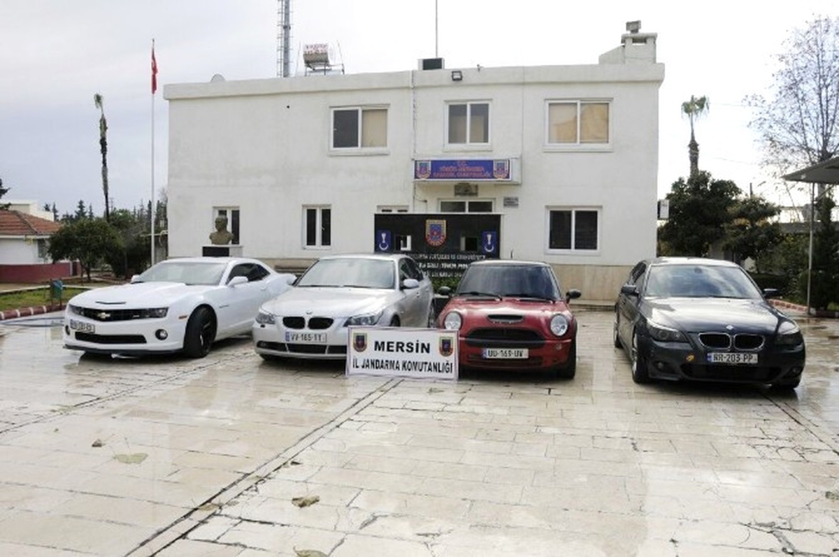 Sahte Belgelerle Türkiye\'ye Getirilen 4 Otomobil Ele Geçirildi