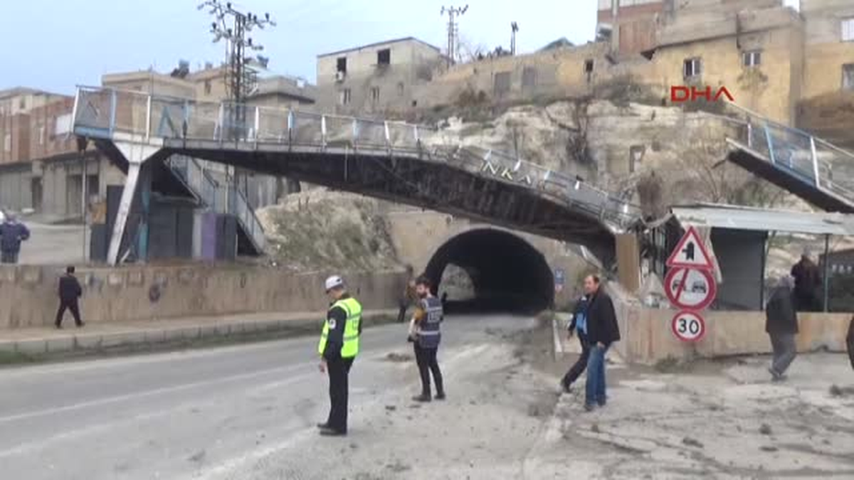Şanlıurfa Birecik\'te Kamyonun Açılan Damperi Üst Geçidi Yıktı