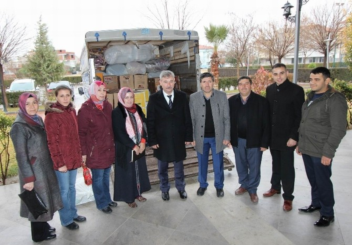 Saruhanlı\'dan Halep\'e 5 Kamyon Yardım