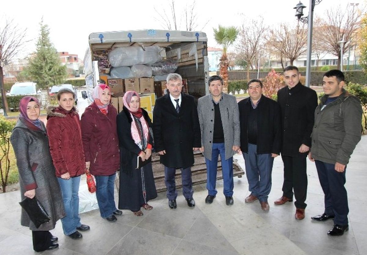 Saruhanlı\'dan Halep\'e 5 Kamyon Yardım