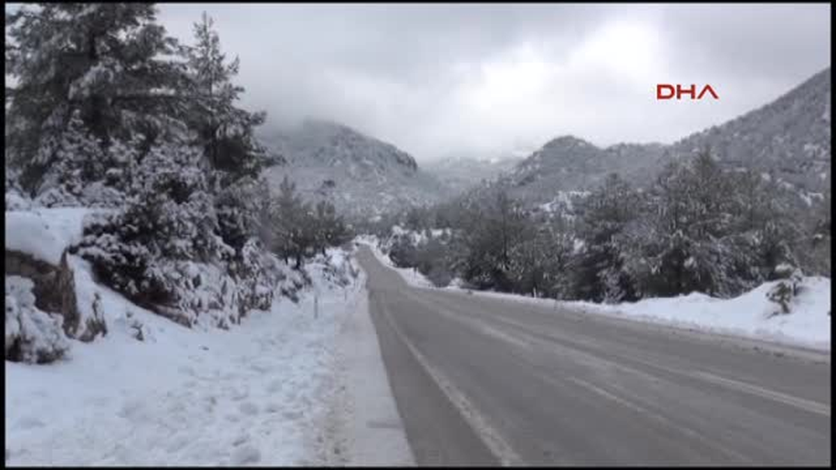 Seydikemer\'de Kar Yağışı Ulaşımı Olumsuz Etkiliyor