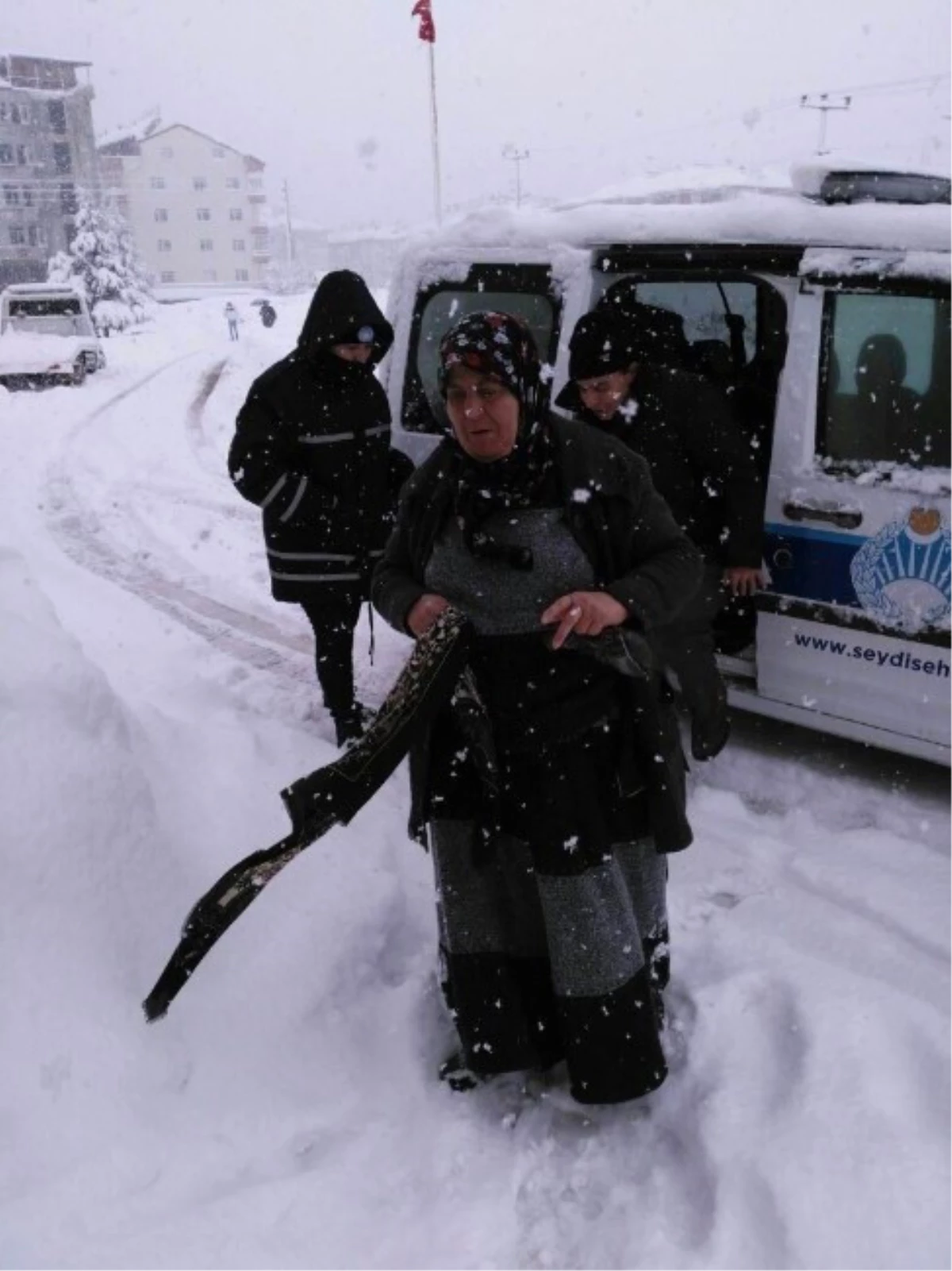 Seydişehir Belediyesi, Kardan Yollar Kapanınca Diyaliz Hastalarını Hastaneye Taşıdı