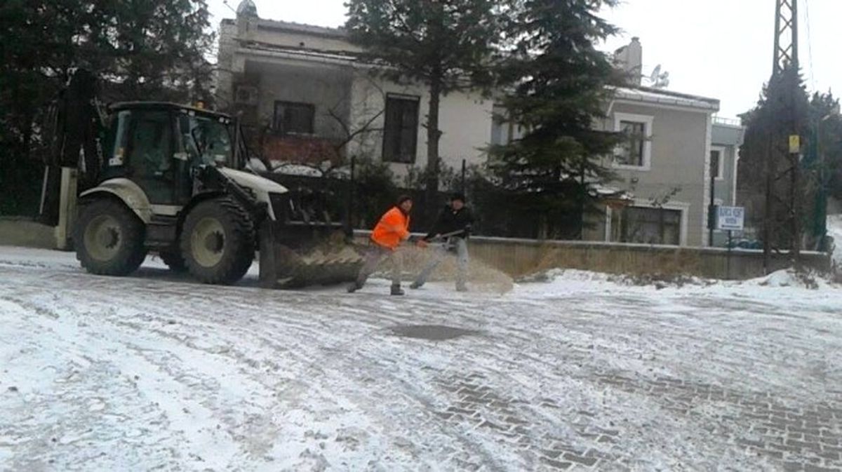 Süleymanpaşa Belediyesi\'nin Kar ve Buzlanma Mücadelesi Devam Ediyor