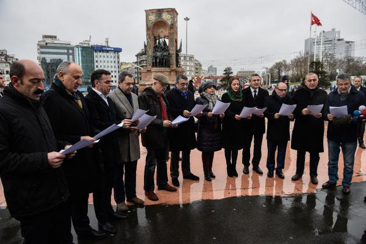 CHP\'li Vekiller Taksim\'de Toplandı: Cumhurbaşkanlığı Adı Altında Diktatörlüğü Getiriyorlar