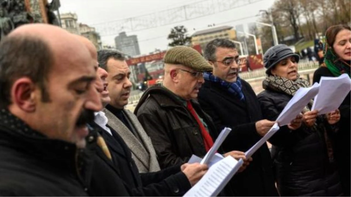 Taksim\'de CHP\'li Vekillerden Hep Bir Ağızdan Basın Açıklaması
