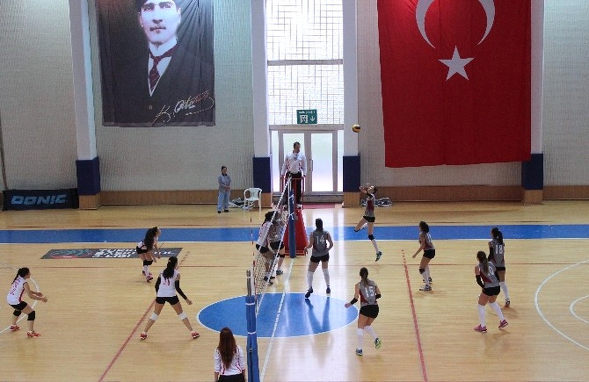 Üniversiteler Voleybol Ligi\'nde Yeni Yüzyıl Üniversitesi İkincilik Kupasını Alarak 1. Lig\'e Çıktı