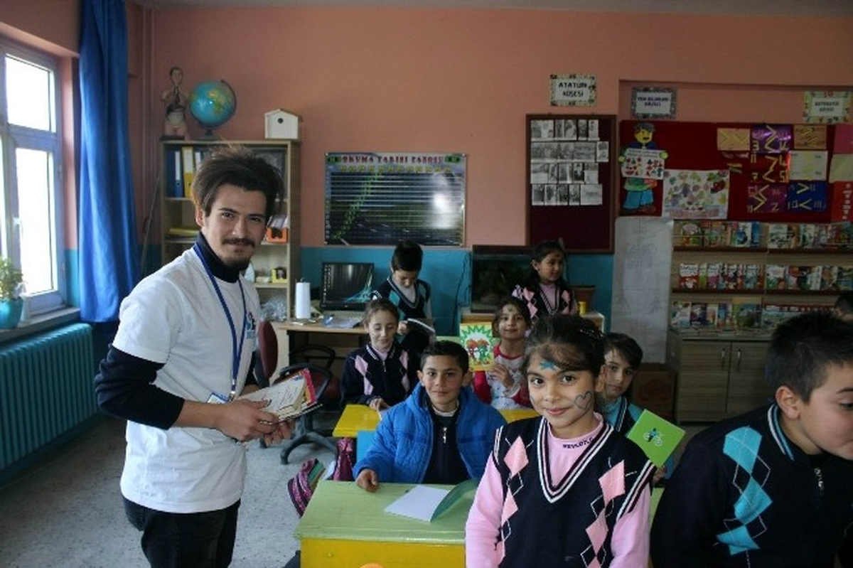Üniversiteli Gençlerden İlkokul Öğrencilerine Anlamlı Yardım