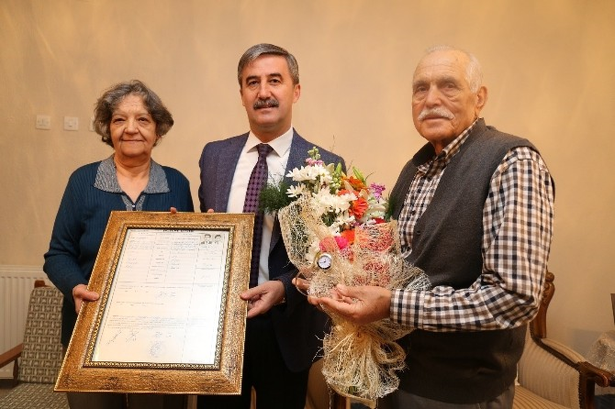 Yarım Asırlık Sevgilere Başkan Şirin\'den Jest