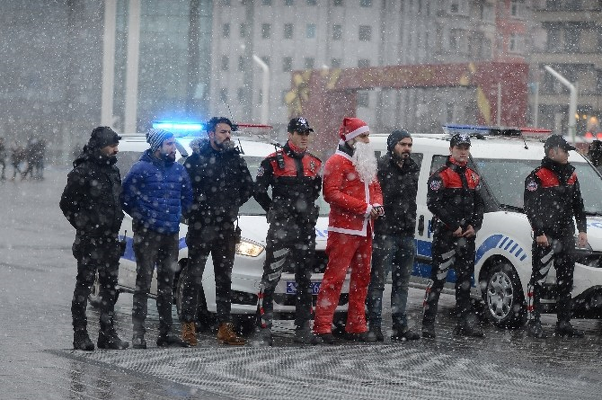 Yılbaşında Taksim\'de "Noel Baba" Kıyafetli Güven Timleri Görev Yapacak