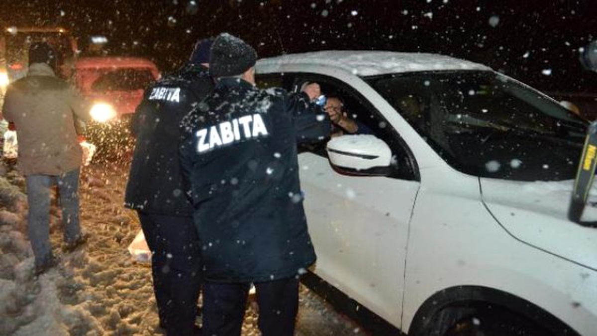 Yolda Mahsur Kalanlara Ekmek Arası İnegöl Köfte Dağıtıldı