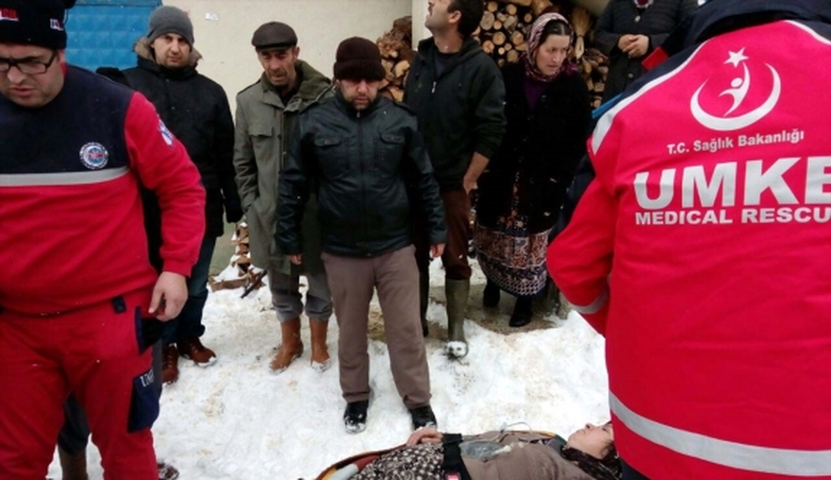 Yolu Kapanan Köydeki Yaralı Kadın Kurtarıldı