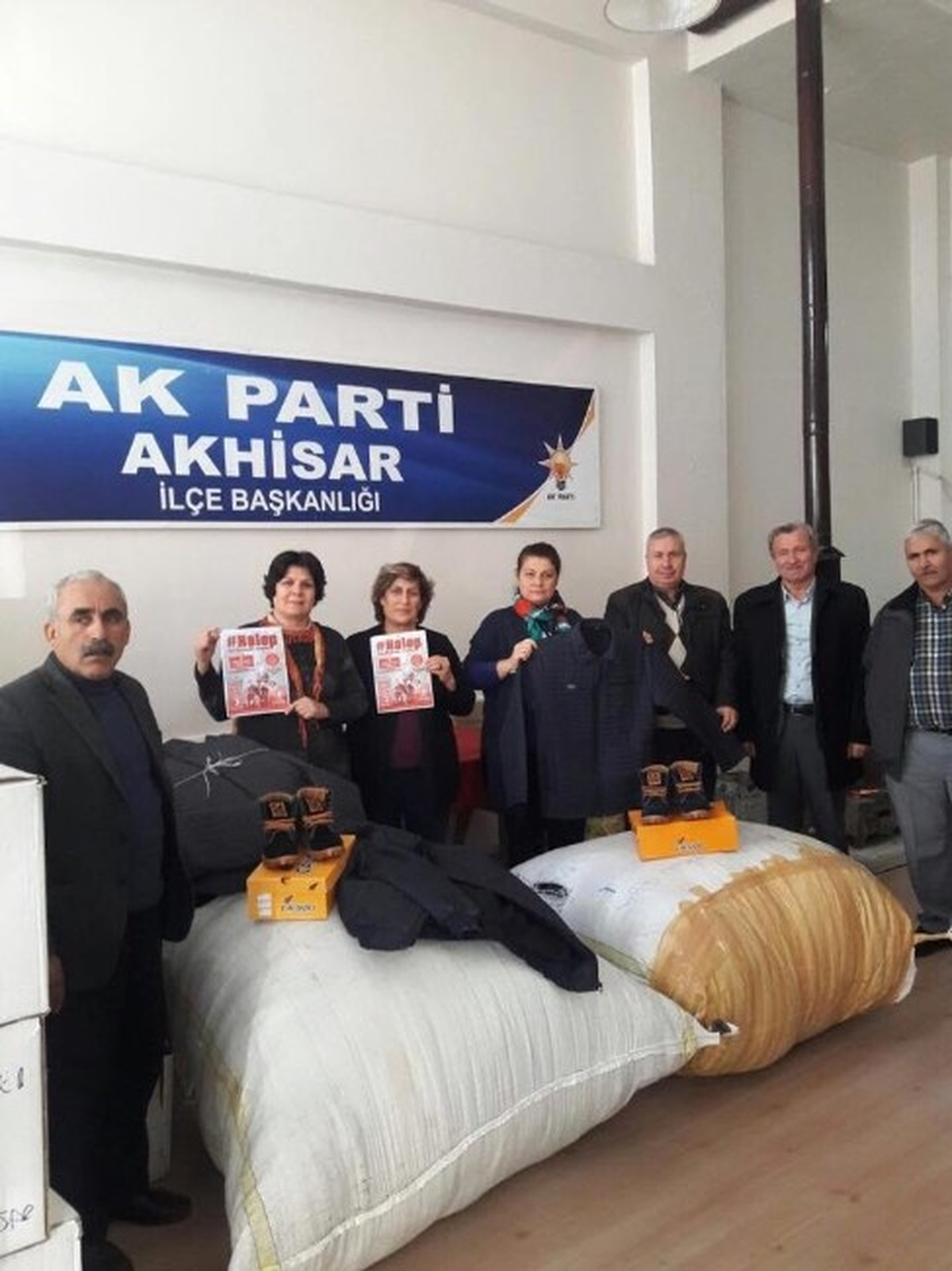 Ak Parti, Halep Yardımlarını Kızılay\'a Teslim Etti