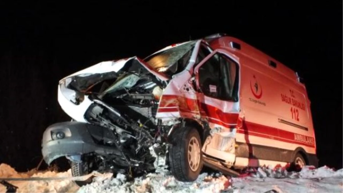 Ambulans, Kar Temizlerken Arızalanan İş Makinesine Çarptı: 2 Yaralı