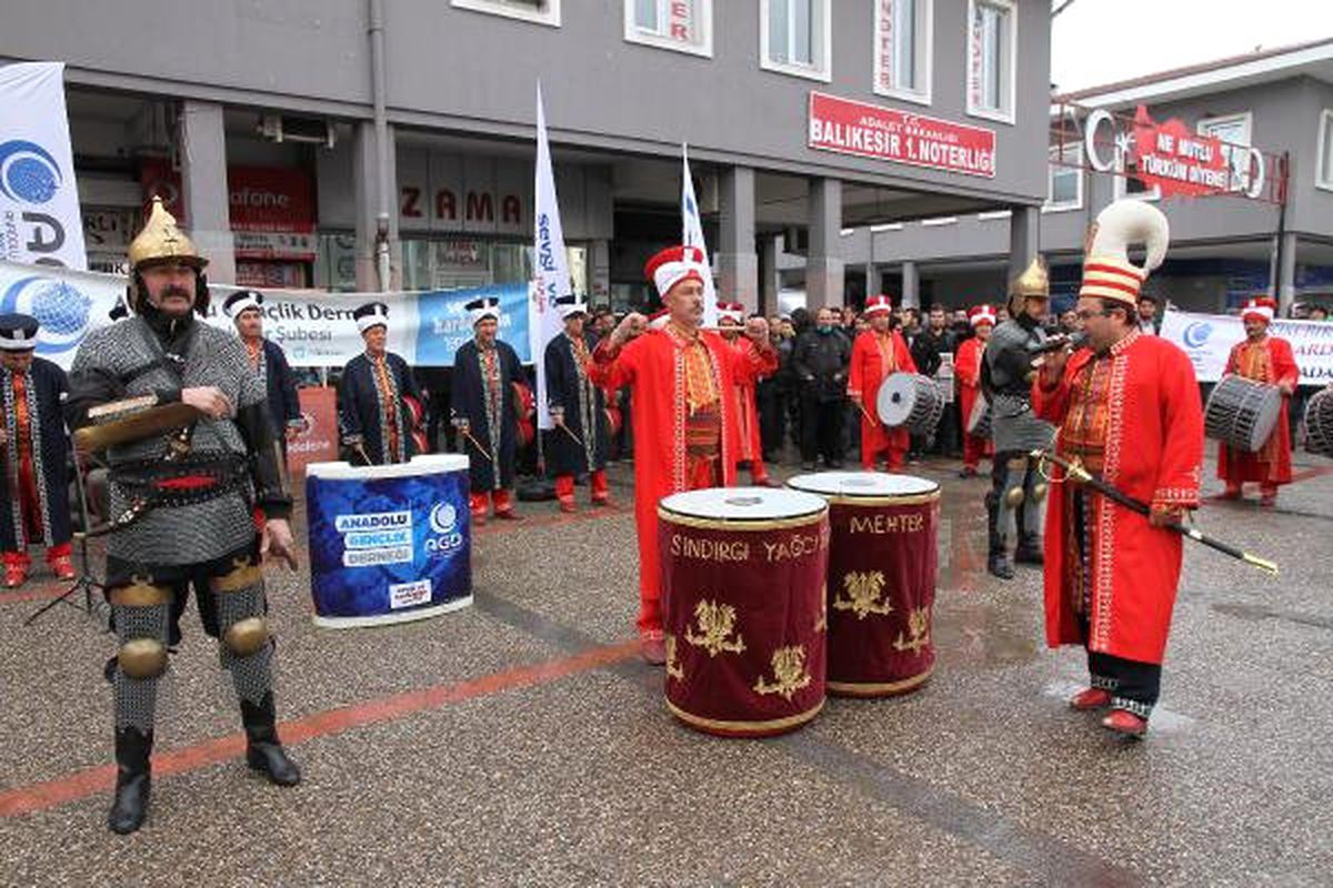 Anadolu Gençlik Derneği\'nden Mehteranlı Yılbaşı Protestosu