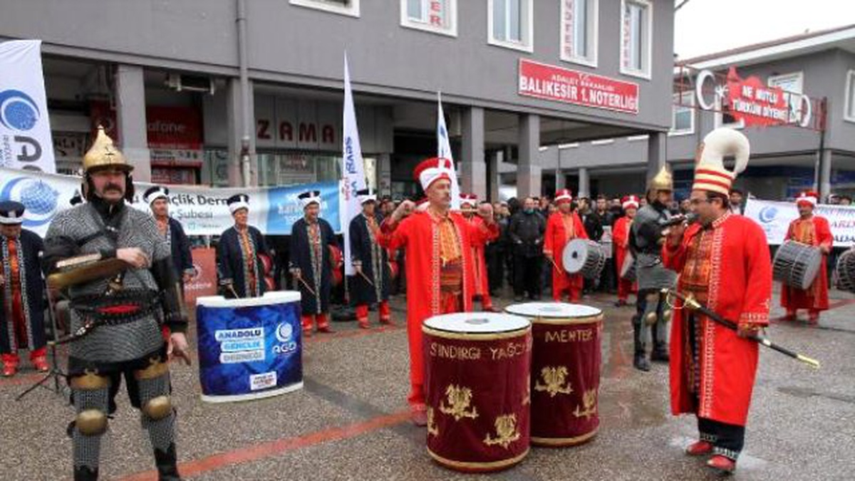 Anadolu Gençlik Derneği\'nden Mehteranlı Yılbaşı Protestosu