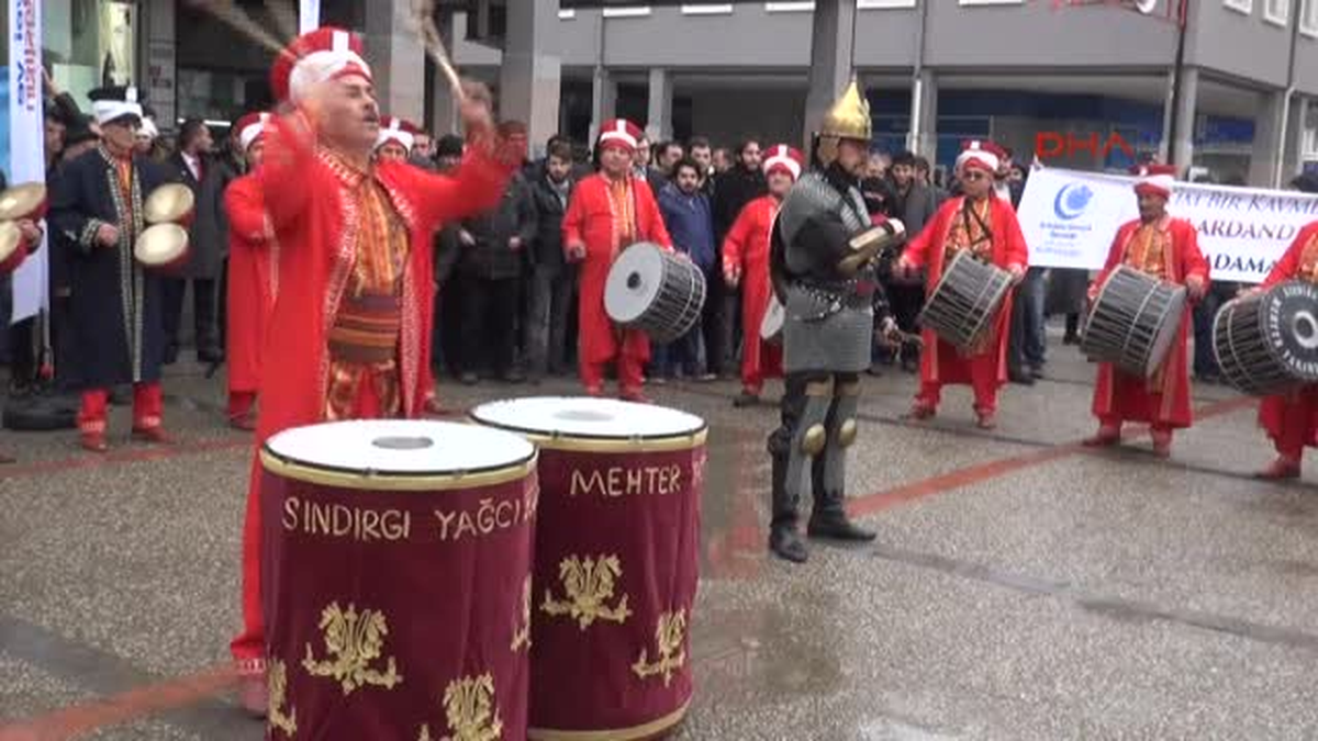 Balıkesir Anadolu Gençlik Derneği\'nden Mehteranlı Yılbaşı Protestosu