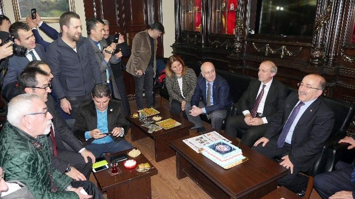 Basınla Buluşan Başkan Gümrükçüoğlu\'na Doğum Günü Sürprizi