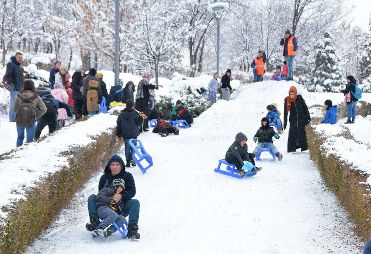 Başkent\'te Çocuklara Ücretsiz Kızak Hizmeti