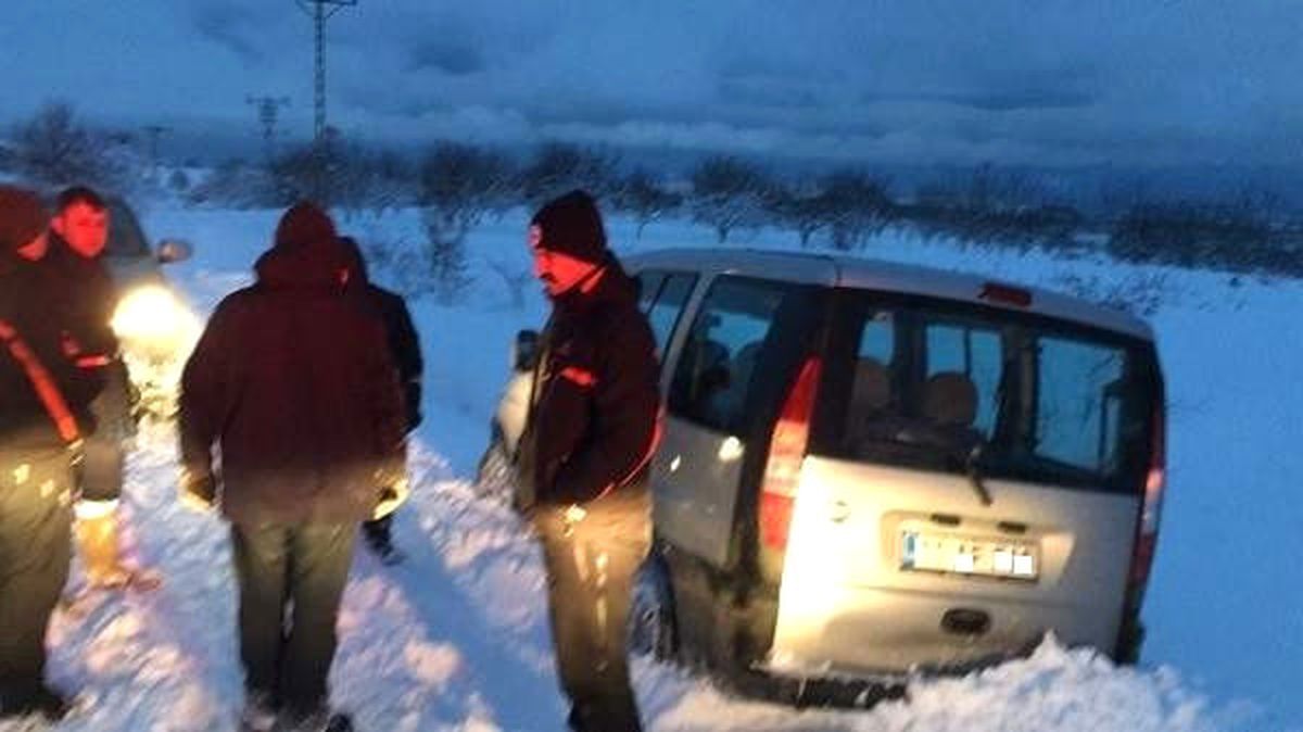 Bilecik Afad, Araçları Kara Saplanan Baba ve Oğlunu Kurtardı