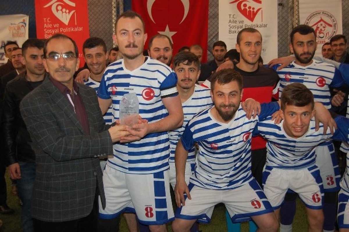 Bitlis\'te \'15 Temmuz Şehitleri Halı Saha Futbol Turnuvası\' Sona Erdi