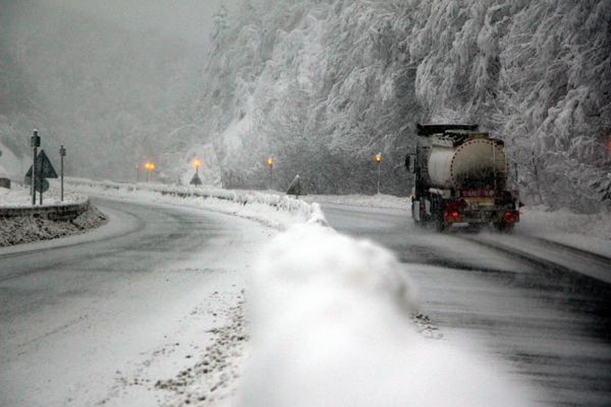 Bolu Dağı\'nda Kar Ulaşımı Yavaşlattı