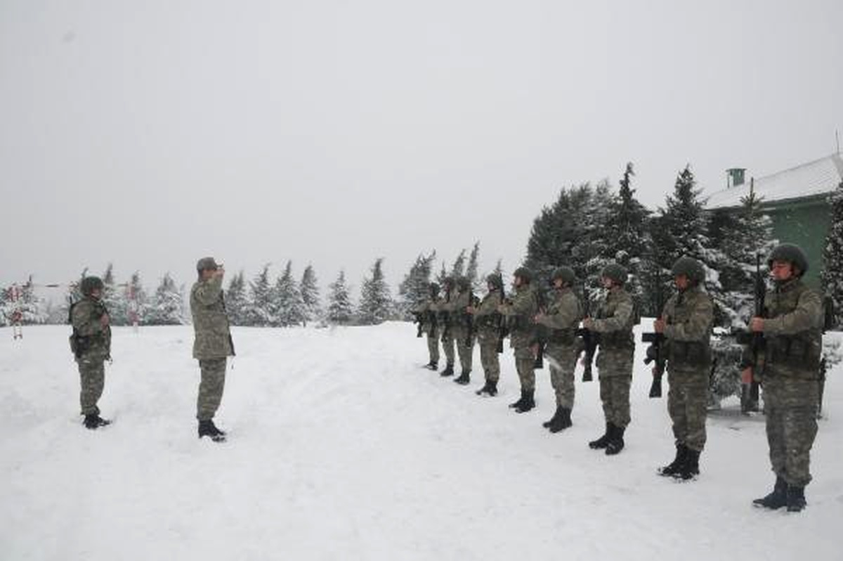 Bulgaristan Sınırındaki Askerlerin Buruk Ama Onurlu Yeni Yıl Sevinci