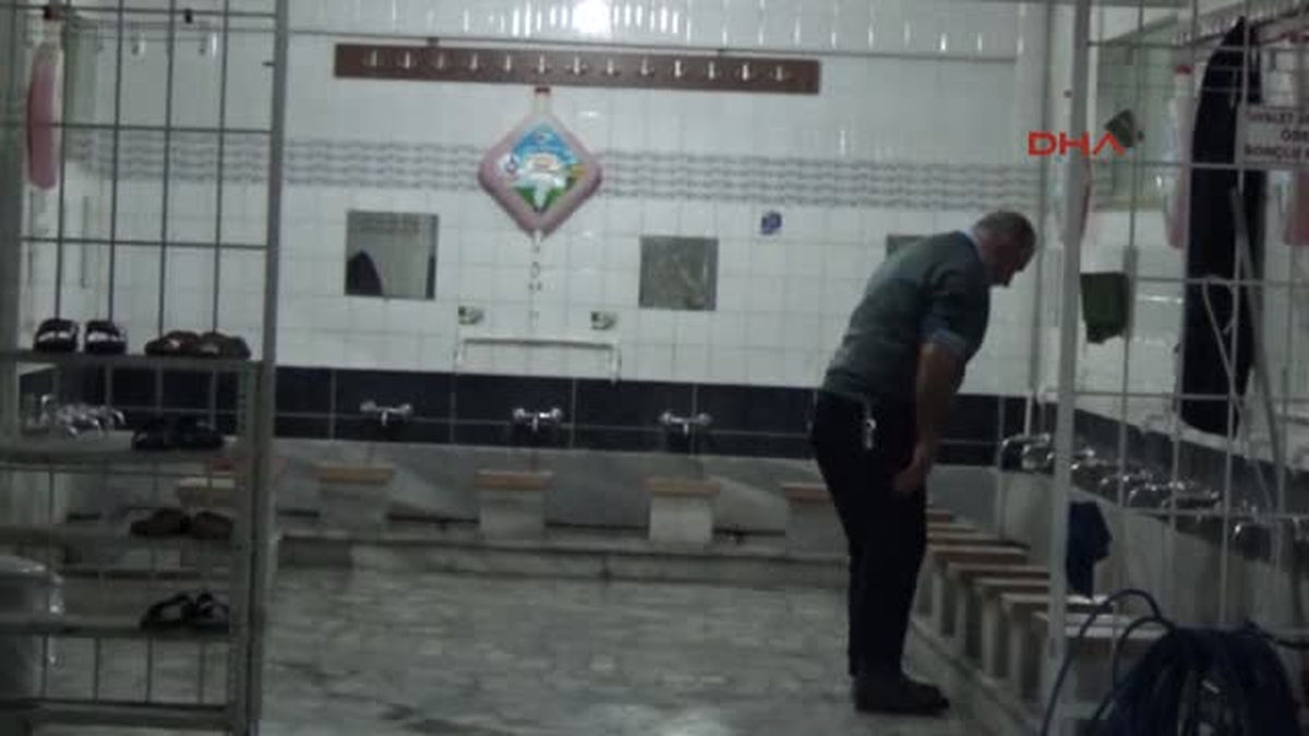 Bursa Camiden Ayakkabıyı Önce Kokladı Sonra Çaldı