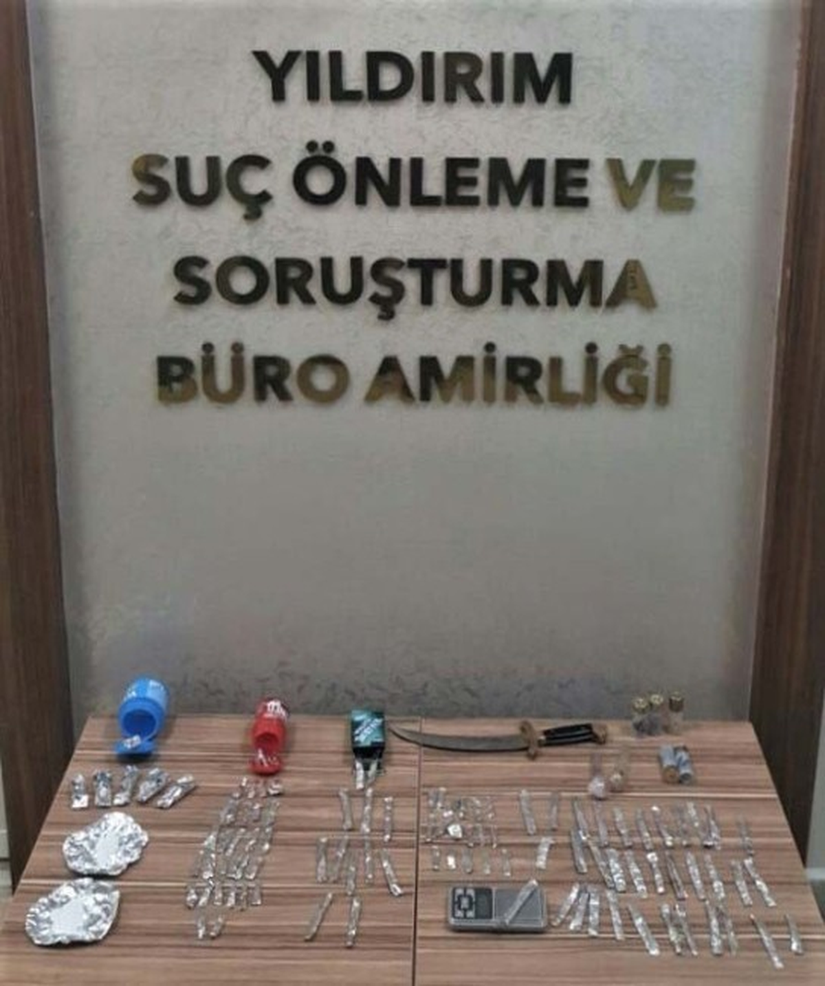 Bursa\'da Polisten Kaçan Araçtan 140 Gram Uyuşturucu Çıktı