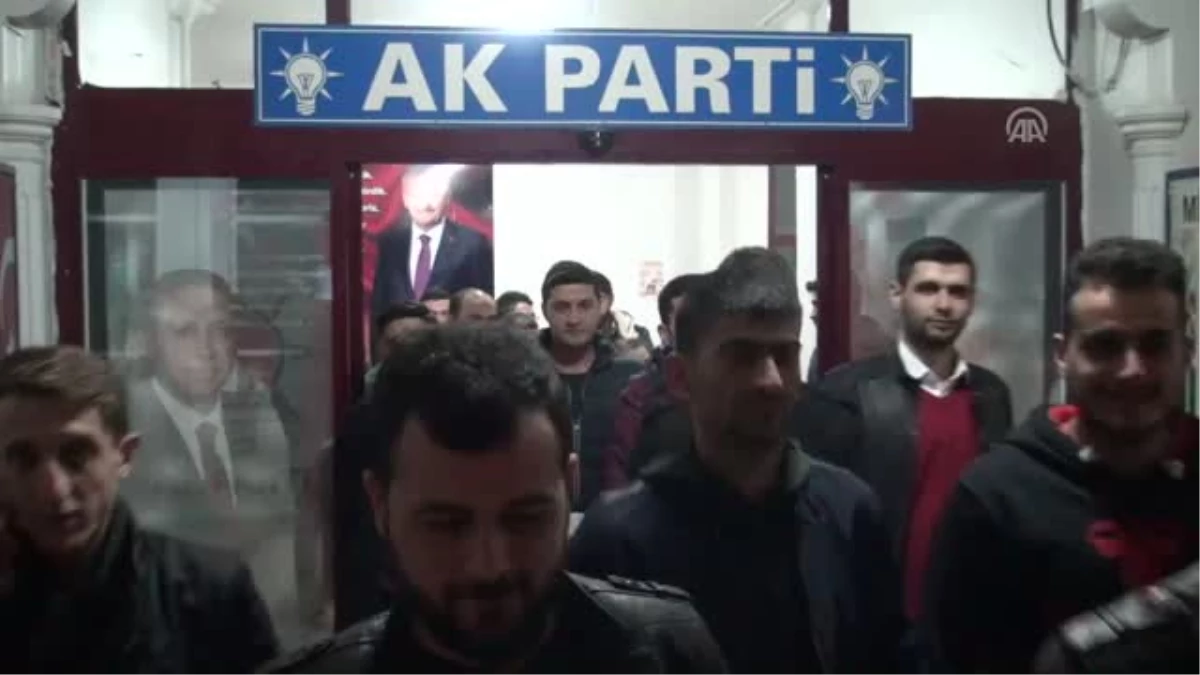 Çam Ağaçlarını Mehmet Akif Ersoy\'un Şiirleriyle Süslediler