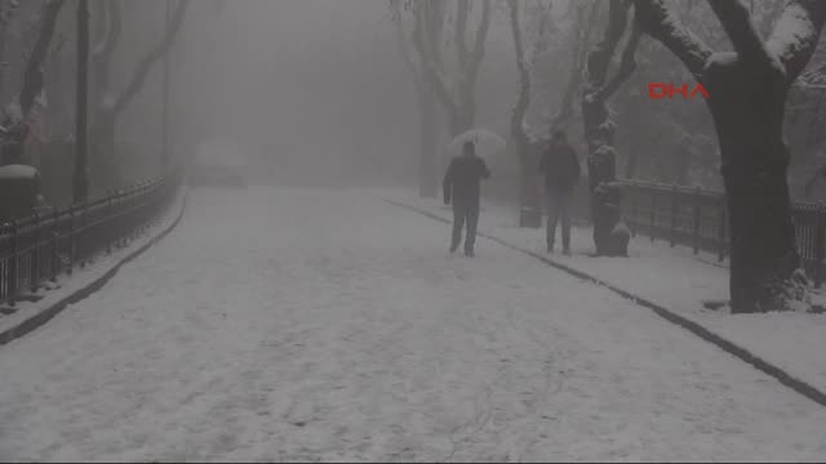 Çamlıca Tepesi\'nde Kar Keyfi