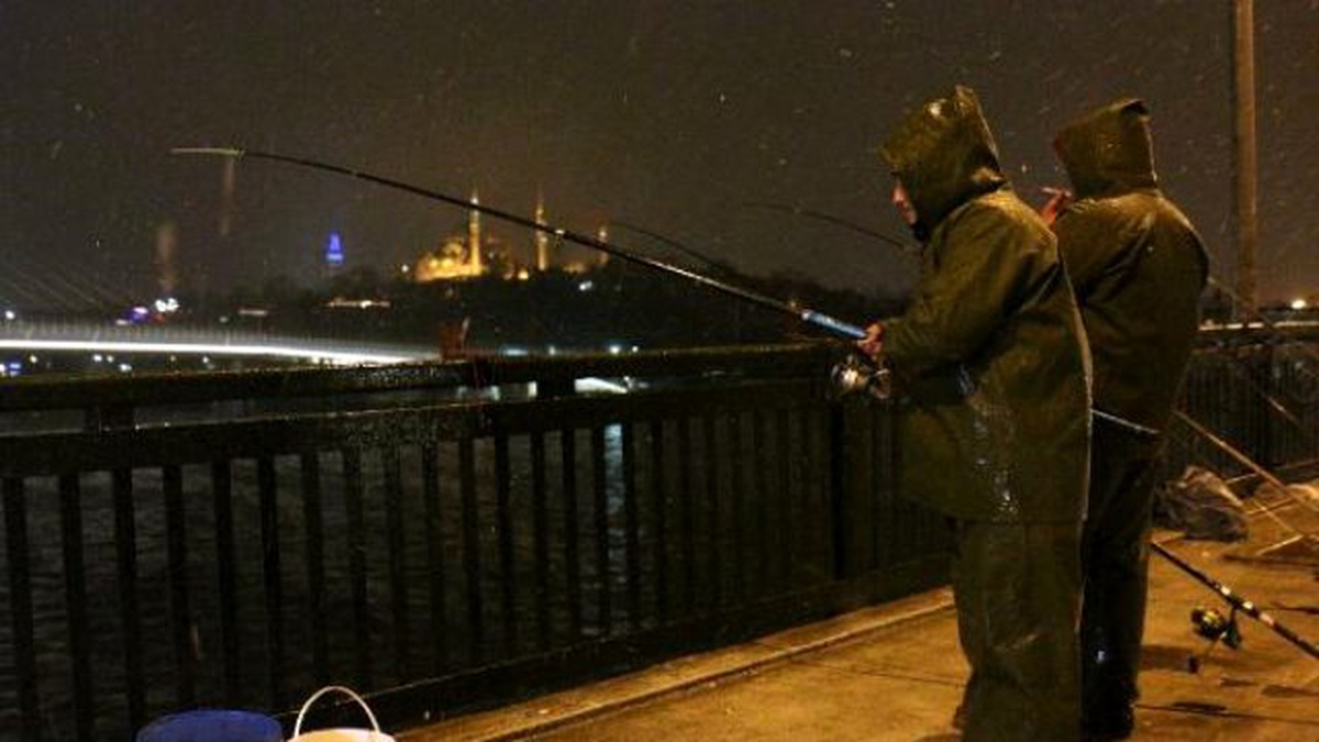 Dha İstanbul - Kar Yağışı Altında Balık Tutma Keyfi